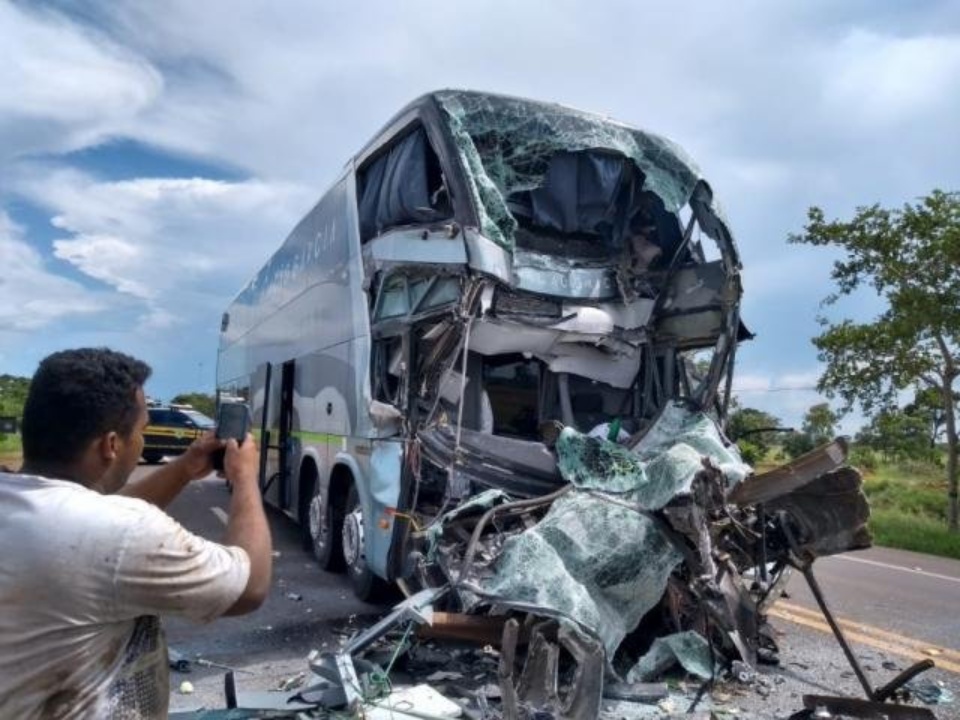 Motorista de ônibus morre em acidente na BR-163