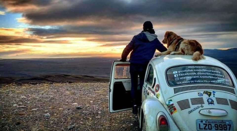 A incrível jornada de Jesse e Shurastey que viajam de fusca pelo mundo