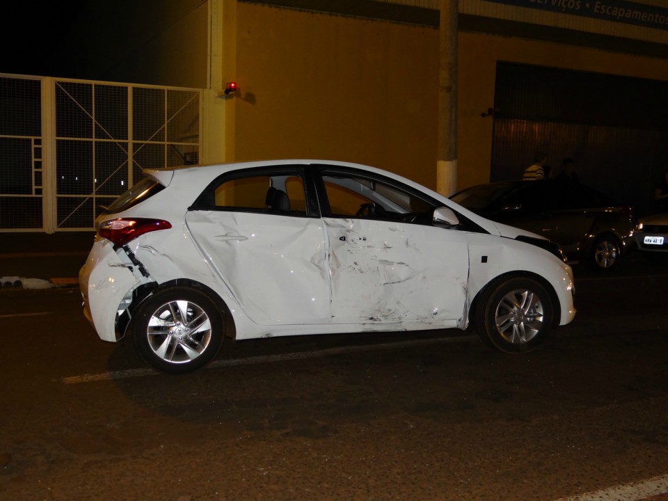 Motociclista fura sinal vermelho, bate em veículo, é hospitalizado e corre risco de morte