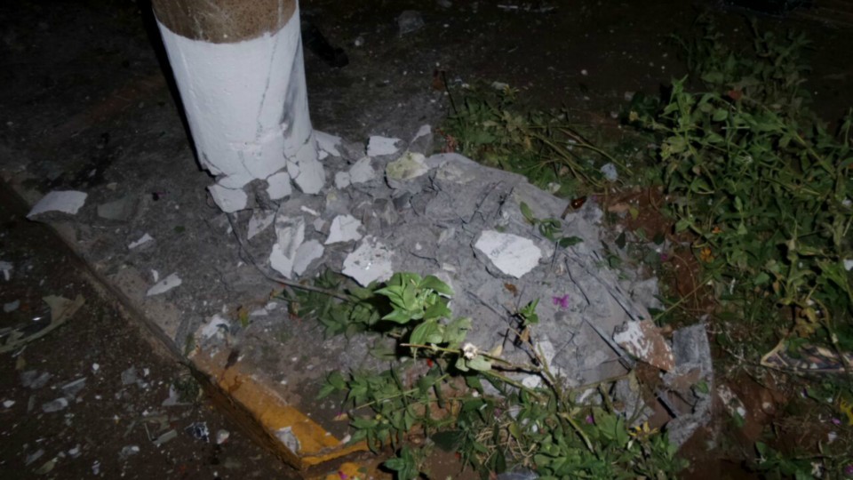 Motorista ‘atropela’ rotatória e arrasta poste na região central