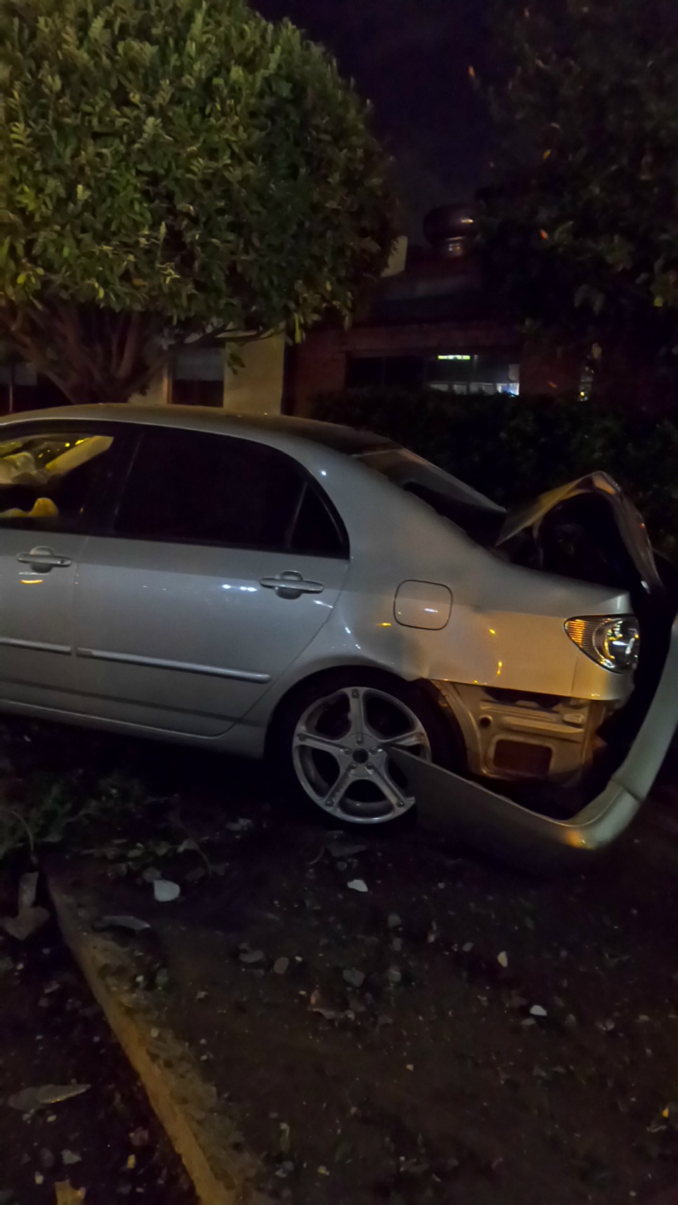 Motorista ‘atropela’ rotatória e arrasta poste na região central