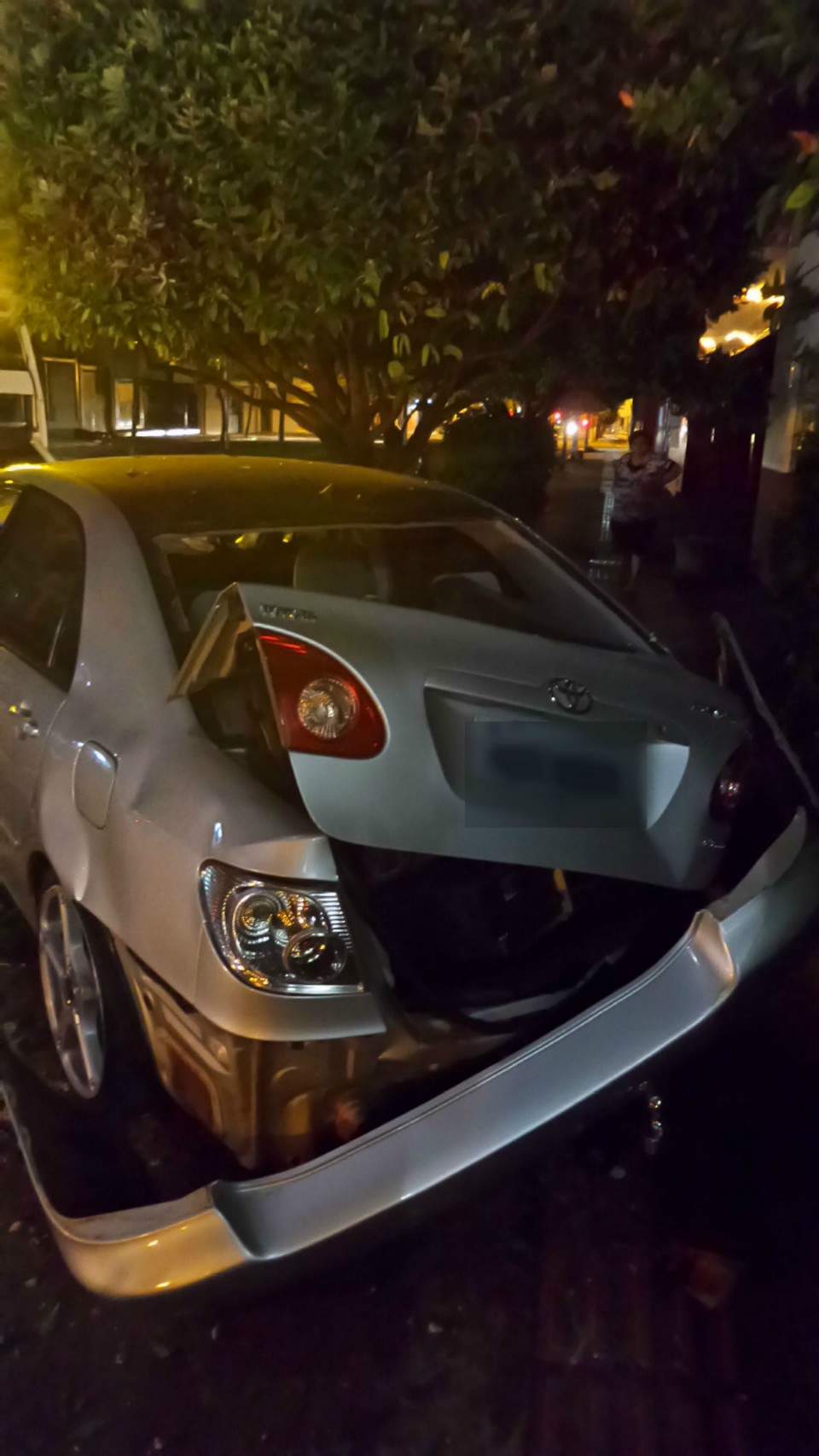 Motorista ‘atropela’ rotatória e arrasta poste na região central