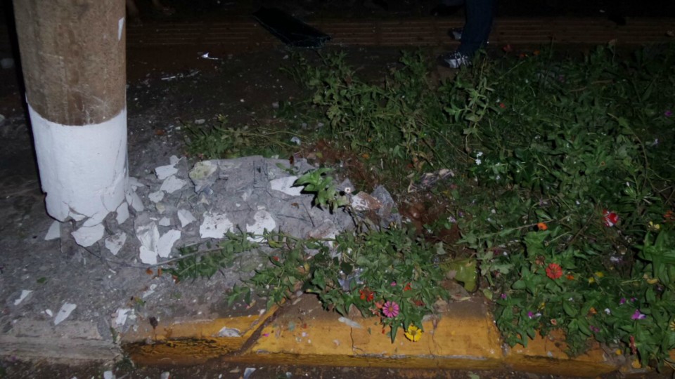 Motorista ‘atropela’ rotatória e arrasta poste na região central