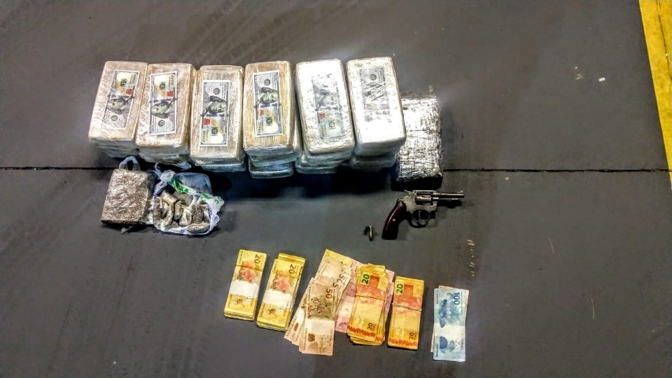 Bope prende cinco traficantes com 25 quilos de pasta base de cocaína