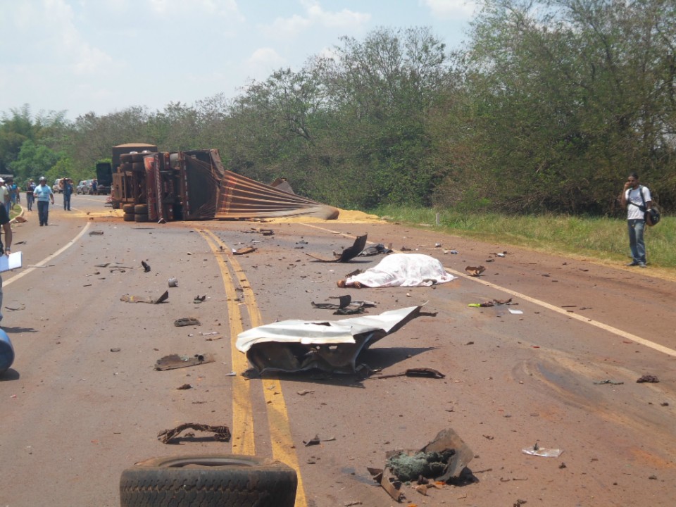 Motorista de caminhonete morre em acidente na Perimetral Norte Motorista de caminhonete morre em acidente na Perimetral Norte