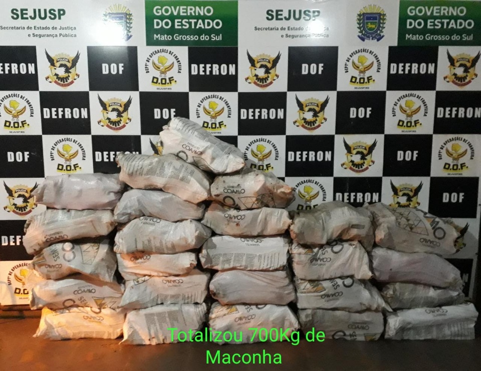 Em fuga, traficante capota veículo roubado com 700 quilos de maconha em milharal