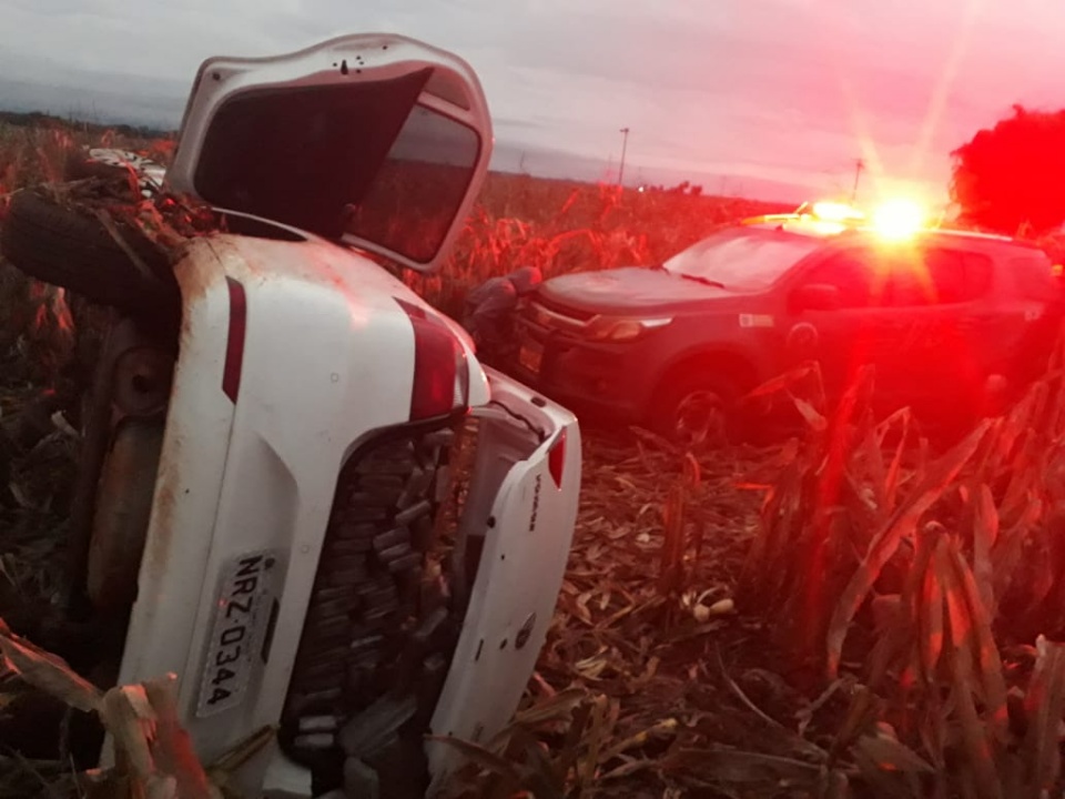 Em fuga, traficante capota veículo roubado com 700 quilos de maconha em milharal