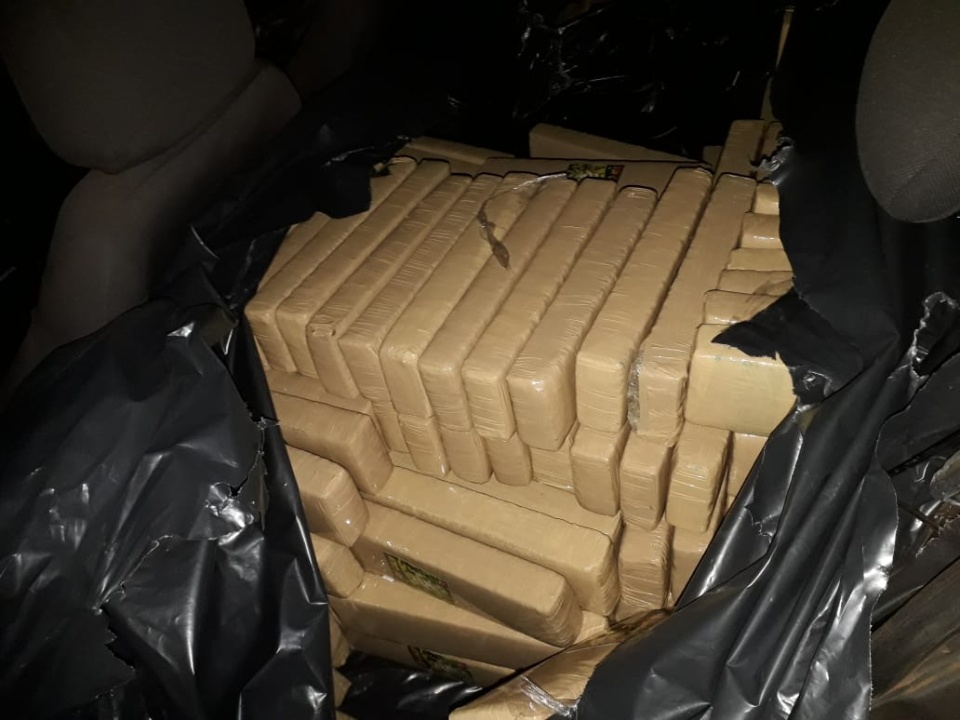 Guarda Municipal apreende carro com quase 800 kg de maconha e placas falsas