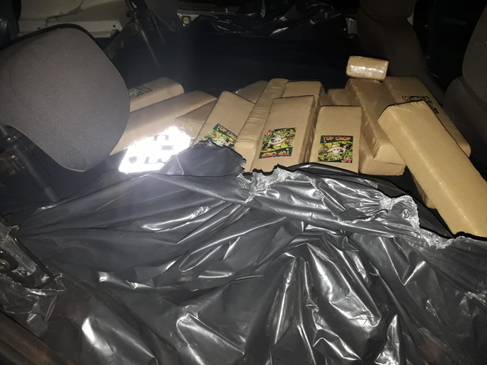 Guarda Municipal apreende carro com quase 800 kg de maconha e placas falsas