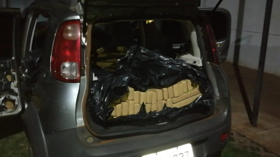Guarda Municipal apreende carro com quase 800 kg de maconha e placas falsas