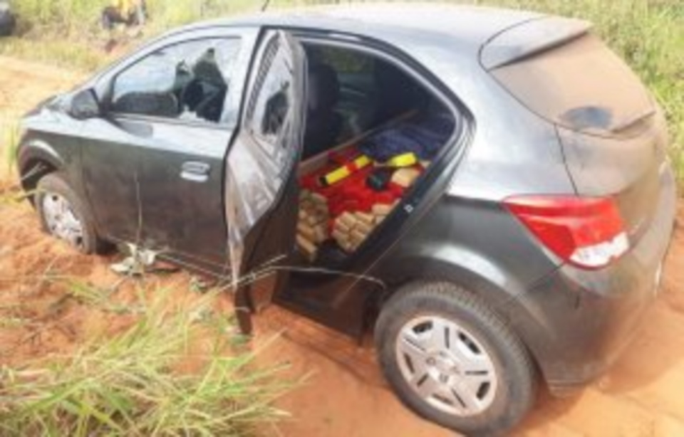 Polícia Militar apreende dois veículos e 450 quilos de maconha