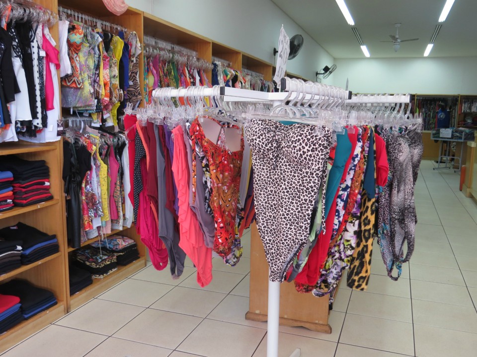 O calor aumenta e douradenses vão às compras de roupas de verão