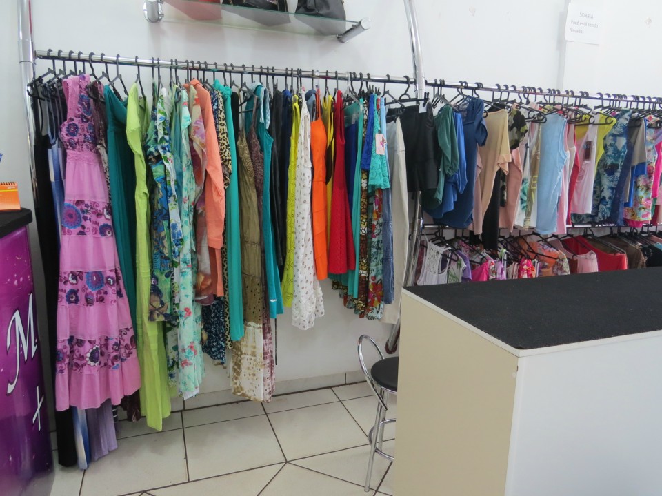 O calor aumenta e douradenses vão às compras de roupas de verão