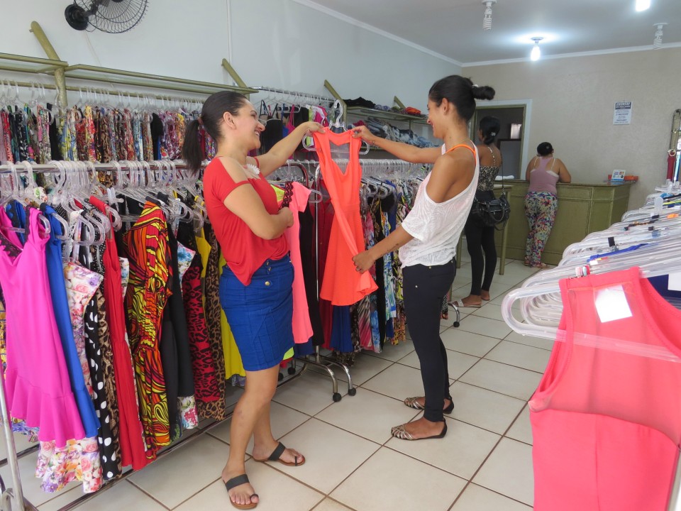 O calor aumenta e douradenses vão às compras de roupas de verão