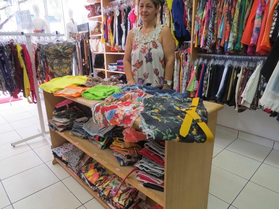 O calor aumenta e douradenses vão às compras de roupas de verão