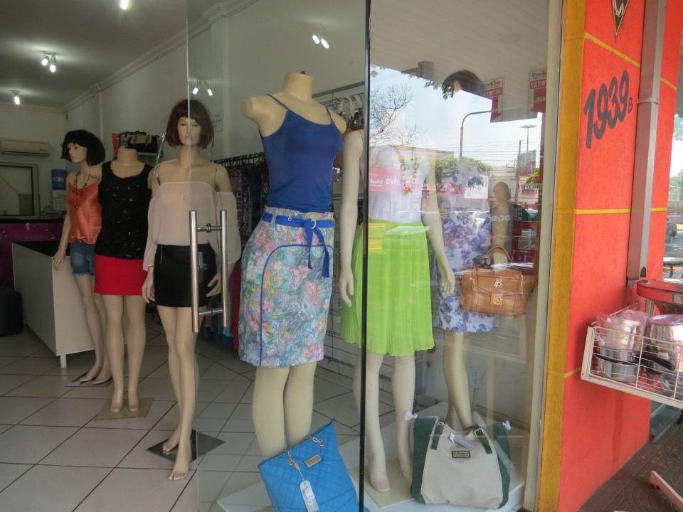 O calor aumenta e douradenses vão às compras de roupas de verão