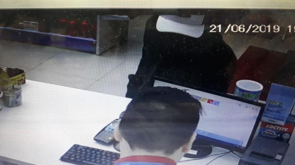 CFTV registra assalto à farmacia e ladrão é preso pelo Choque