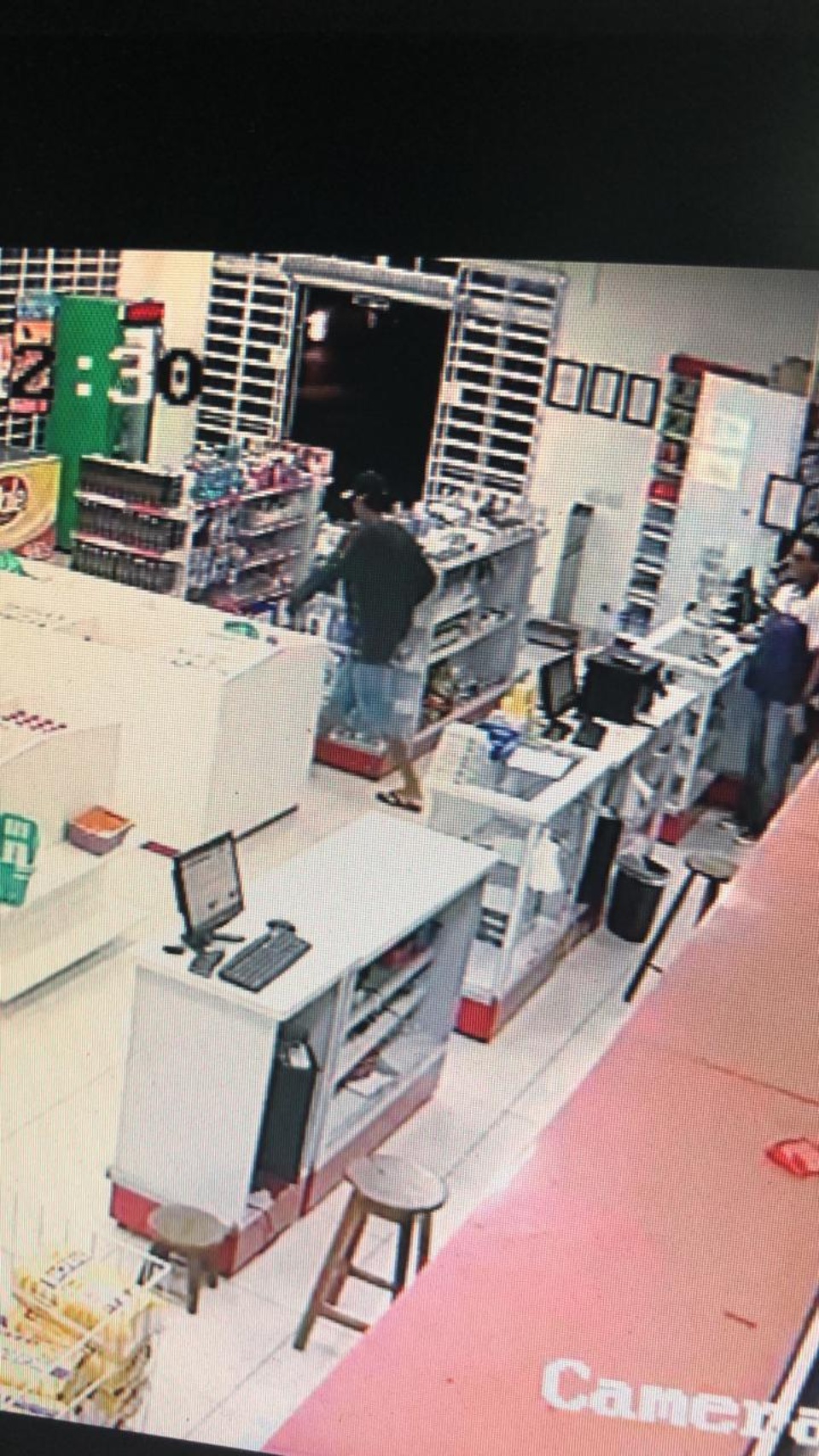 CFTV registra assalto à farmacia e ladrão é preso pelo Choque