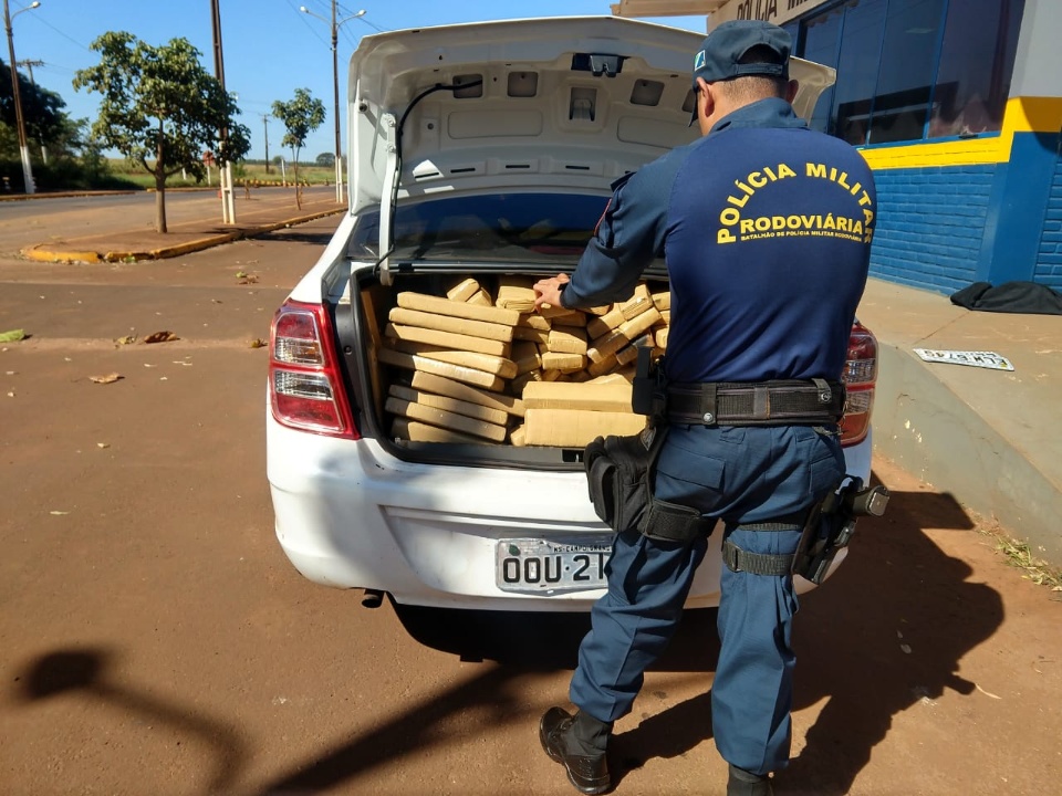 PMR apreende mais 1,5 tonelada de maconha em dois veículos de passeio PMR apreende mais 1,5 tonelada de maconha em dois veículos de passeio