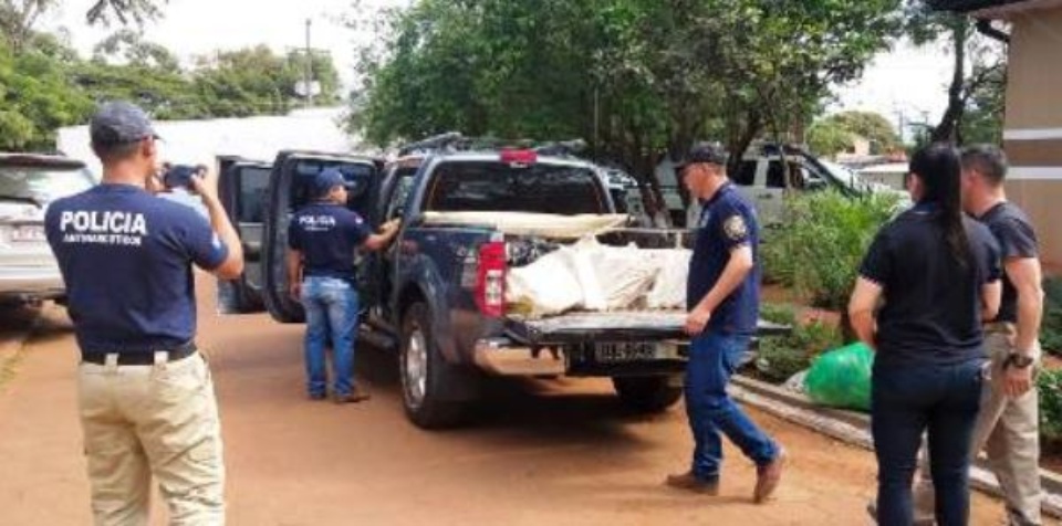 Polícia paraguaia prende brasileiro com mais de 800 quilos de maconha Polícia paraguaia prende brasileiro com mais de 800 quilos de maconha