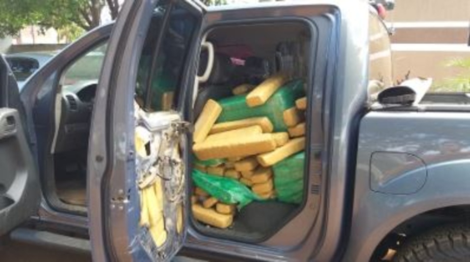 Polícia paraguaia prende brasileiro com mais de 800 quilos de maconha Polícia paraguaia prende brasileiro com mais de 800 quilos de maconha