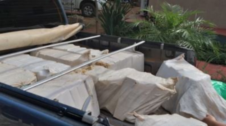 Polícia paraguaia prende brasileiro com mais de 800 quilos de maconha Polícia paraguaia prende brasileiro com mais de 800 quilos de maconha
