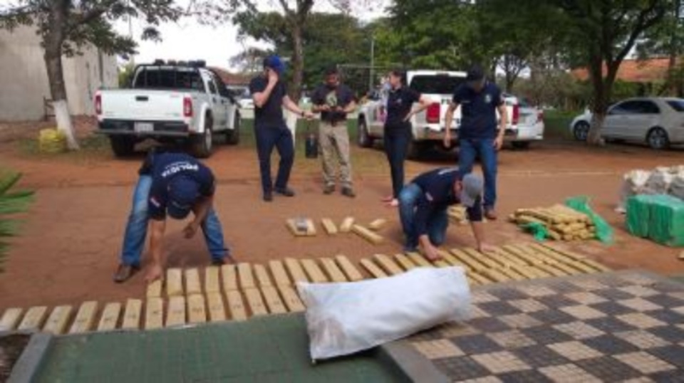 Polícia paraguaia prende brasileiro com mais de 800 quilos de maconha Polícia paraguaia prende brasileiro com mais de 800 quilos de maconha