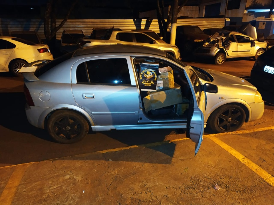 Motoristas abandonam veículos com mercadorias do Paraguai em milharal Motoristas abandonam veículos com mercadorias do Paraguai em milharal
