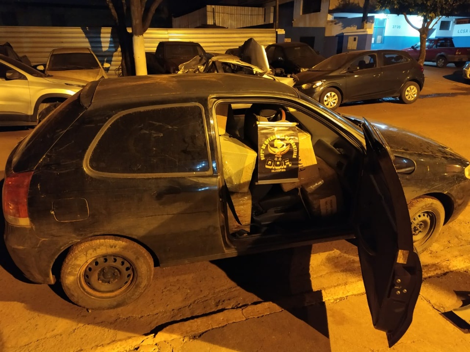 Motoristas abandonam veículos com mercadorias do Paraguai em milharal Motoristas abandonam veículos com mercadorias do Paraguai em milharal