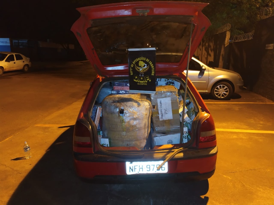 Motoristas abandonam veículos com mercadorias do Paraguai em milharal Motoristas abandonam veículos com mercadorias do Paraguai em milharal