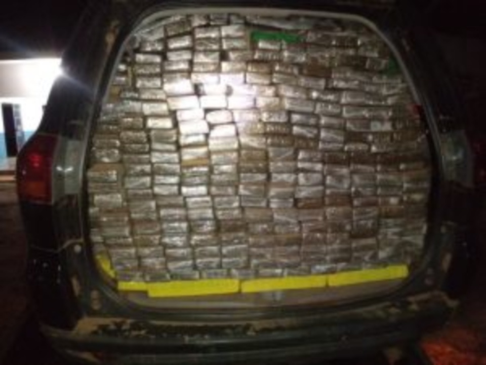 PM apreende mais de 1,7 tonelada de maconha em veículo furtado em Goiás