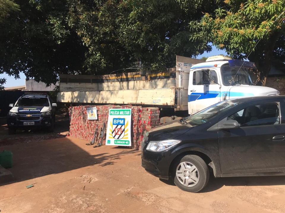 PM apreende carga de maconha e fuzis em fundo falso de caminhão