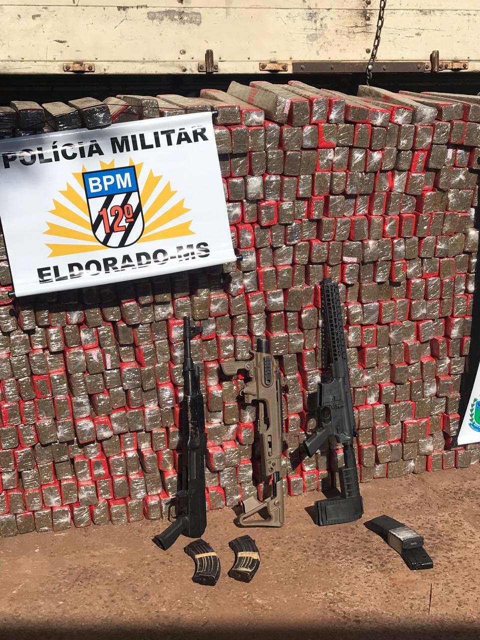 PM apreende carga de maconha e fuzis em fundo falso de caminhão