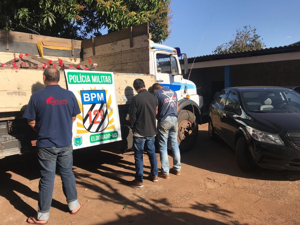 PM apreende carga de maconha e fuzis em fundo falso de caminhão
