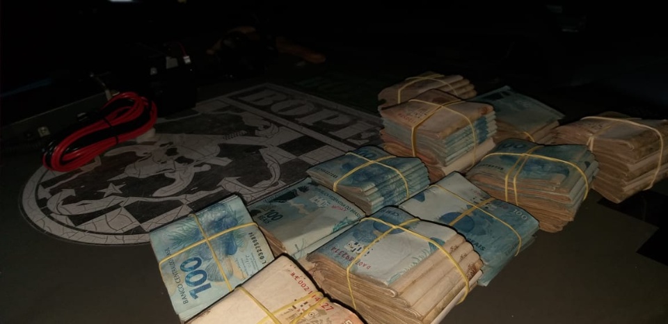 Bope prende dois por contrabando de cigarros e porte ilegal de armas de fogo
