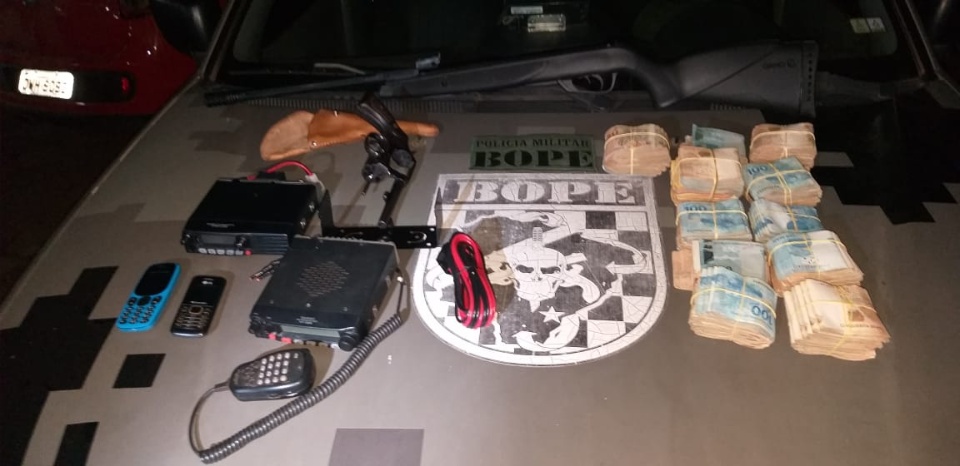 Bope prende dois por contrabando de cigarros e porte ilegal de armas de fogo