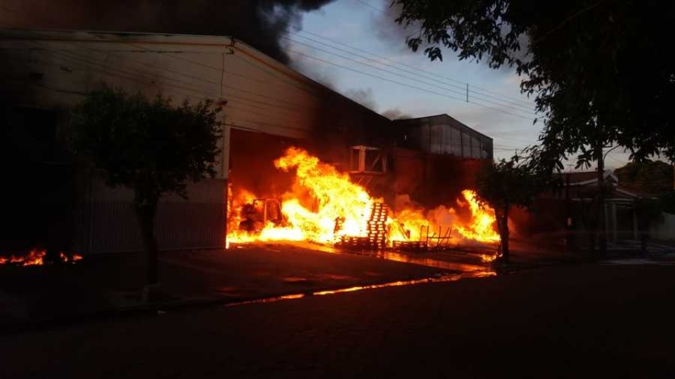Incêndio atinge empresa na área central de Nova Andradina Incêndio atinge empresa na área central de Nova Andradina