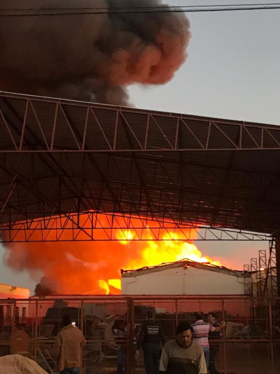 Incêndio atinge empresa na área central de Nova Andradina Incêndio atinge empresa na área central de Nova Andradina