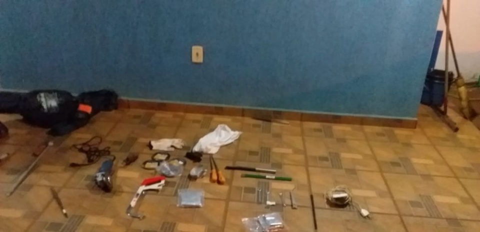 Trio é preso ao tentar furtar agência dos Correios no interior Trio é preso ao tentar furtar agência dos Correios no interior
