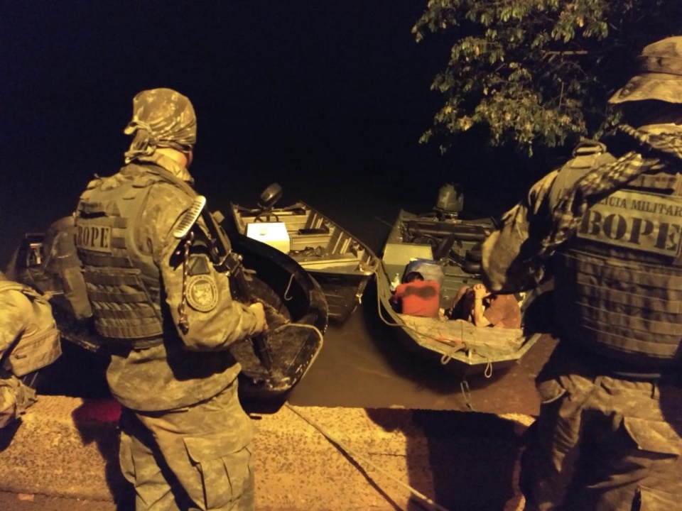 Três suspeitos por contrabando são presos e cinco barcos apreendidos Três suspeitos por contrabando são presos e cinco barcos apreendidos