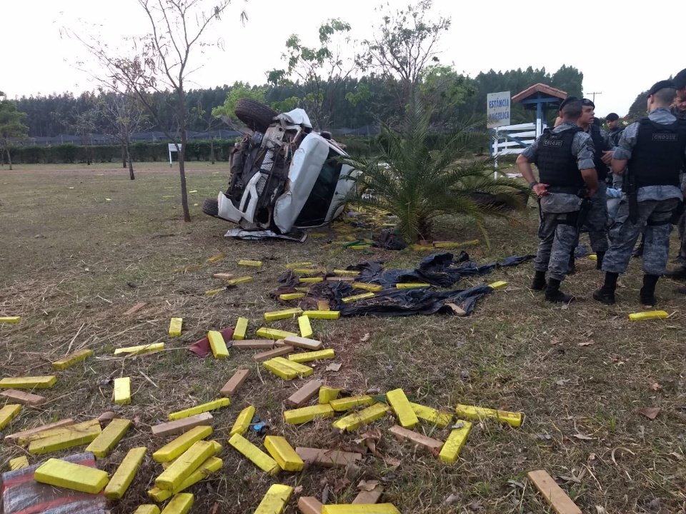 Após perseguição do Choque, camionete carregada de maconha capota Após perseguição do Choque, camionete carregada de maconha capota