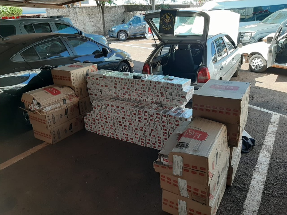 DOF apreende dois caminhões carregados com 50 mil pacotes de cigarros DOF apreende dois caminhões carregados com 50 mil pacotes de cigarros
