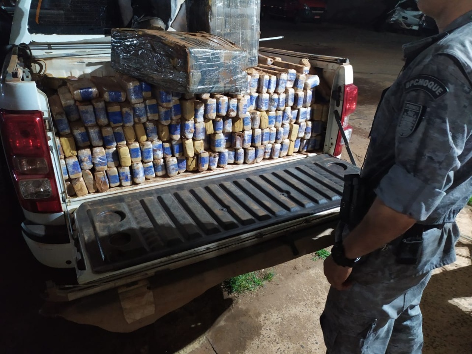 Choque apreende mais de 1,2 tonelada de maconha em caminhonete roubada em MG Choque apreende mais de 1,2 tonelada de maconha em caminhonete roubada em MG