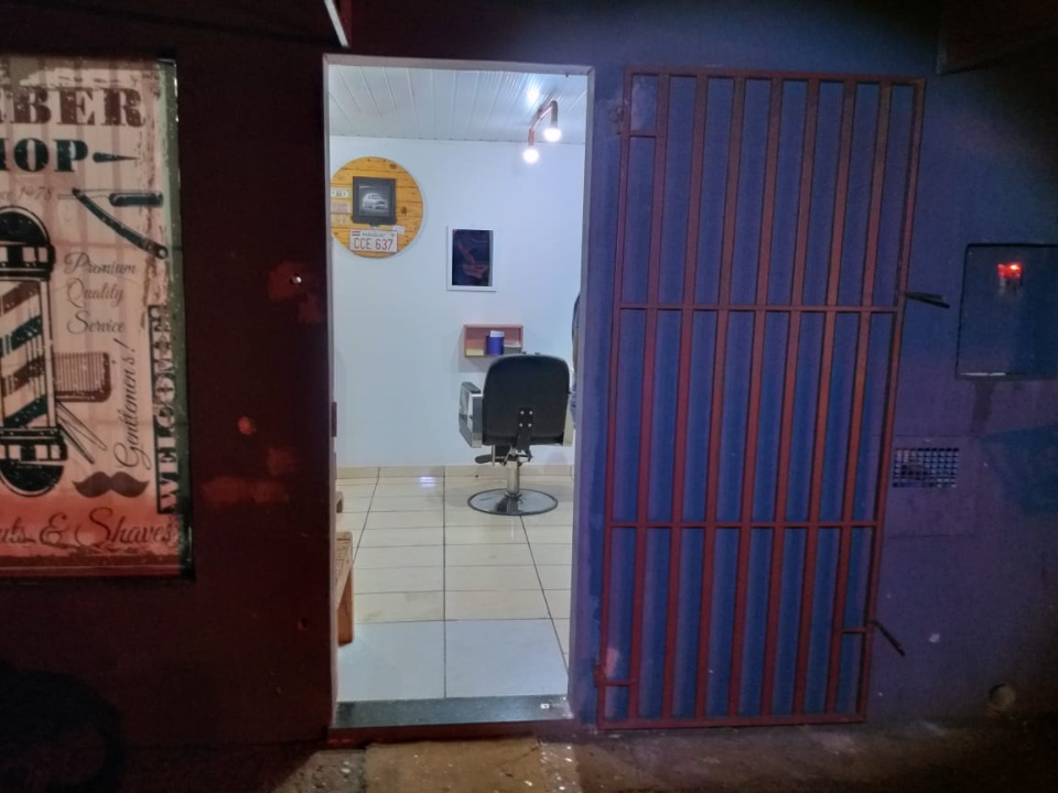 Ladrão é preso após trocar tiros com PM em tentativa de roubo à barbearia Ladrão é preso após trocar tiros com PM em tentativa de roubo à barbearia