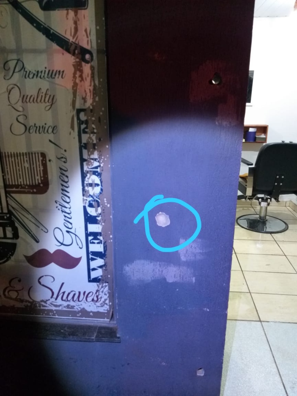 Ladrão é preso após trocar tiros com PM em tentativa de roubo à barbearia Ladrão é preso após trocar tiros com PM em tentativa de roubo à barbearia
