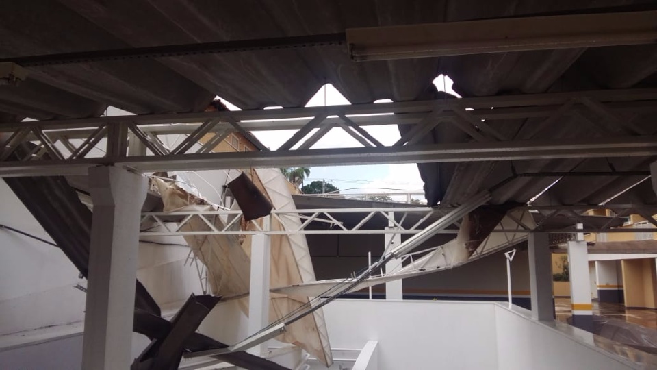 Chuva com rajada de vento provoca estragos em região próxima ao Centro da Capital Chuva com rajada de vento provoca estragos em região próxima ao Centro da Capital