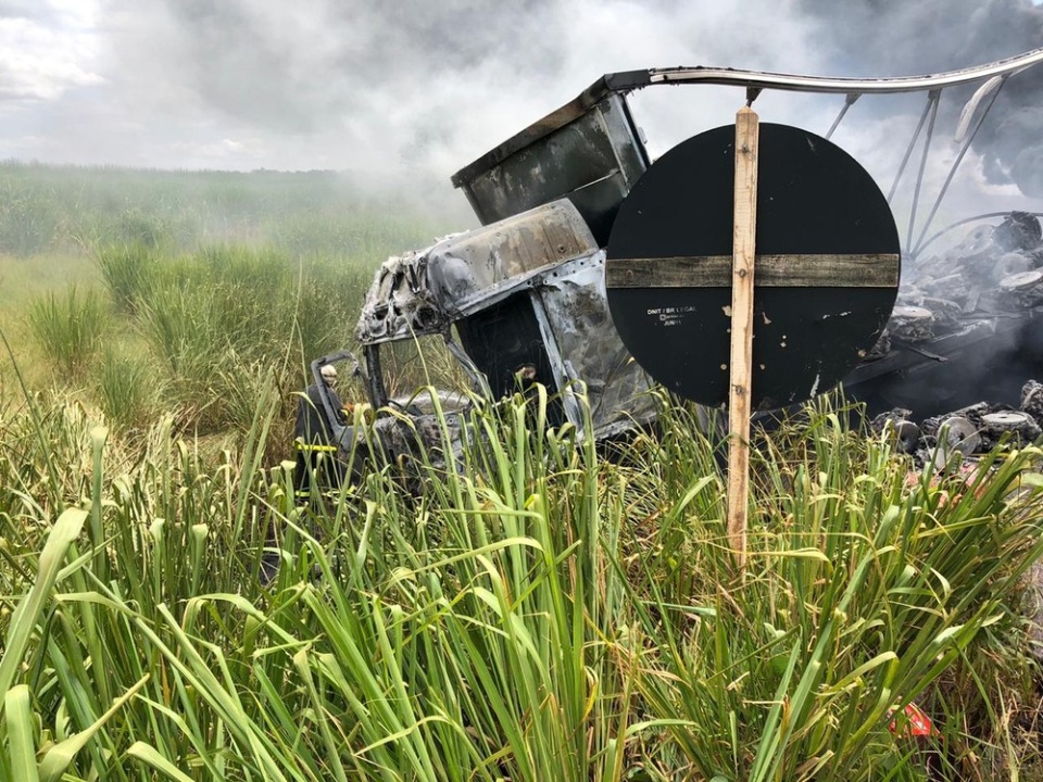 Caminhão-tanque e carreta pegam fogo após colisão na BR-267