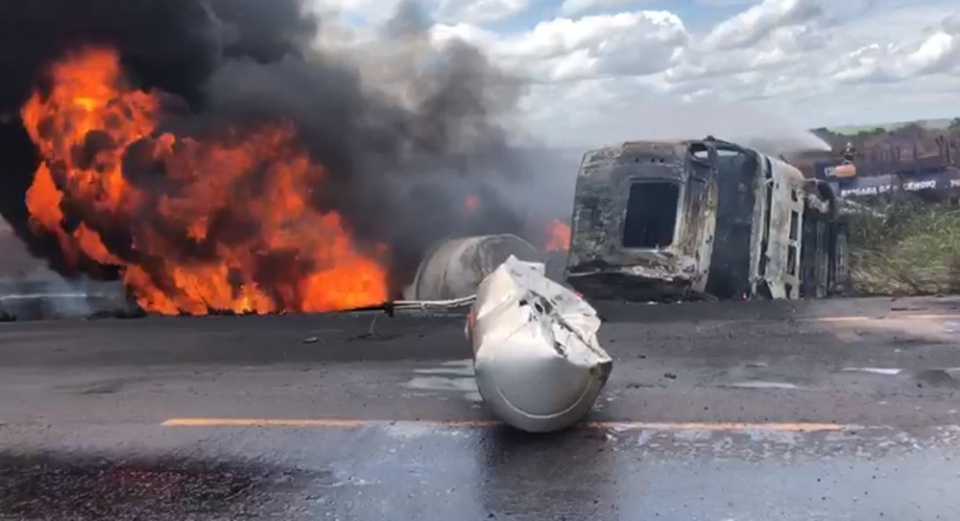 Caminhão-tanque e carreta pegam fogo após colisão na BR-267