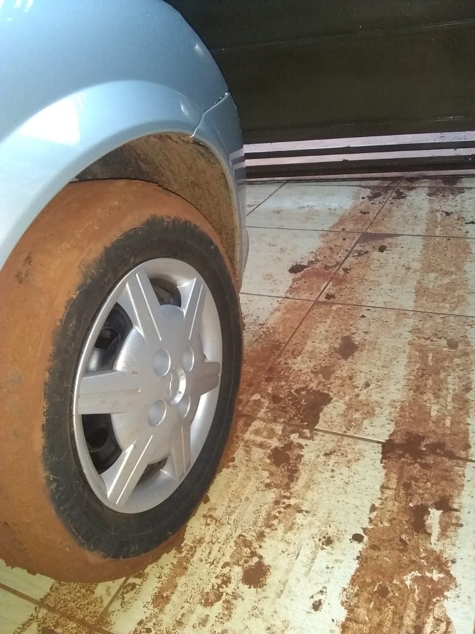 Cansados de barro e "buracada", moradores da Vila Romana fazem protesto na Capital