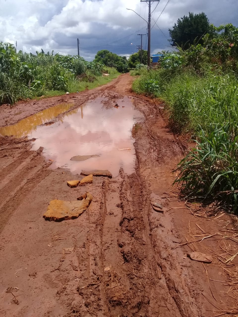 Cansados de barro e "buracada", moradores da Vila Romana fazem protesto na Capital